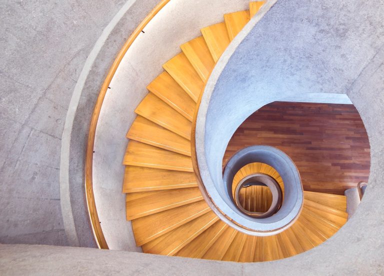 Czy schody spiralne sprawdzą się w Twoim domu? Oto kilka porad które pomogą Ci się zdecydować