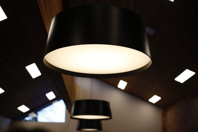 Oświetlenie domu za pomocą systemu szyn Nowodvorski – łatwy i stylowy sposób na oświetlenie każdego pomieszczenia