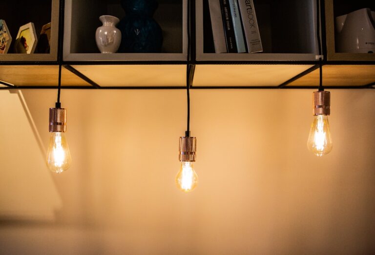 Lampy w aranżacji wnętrza – więcej niż tylko źródło światła