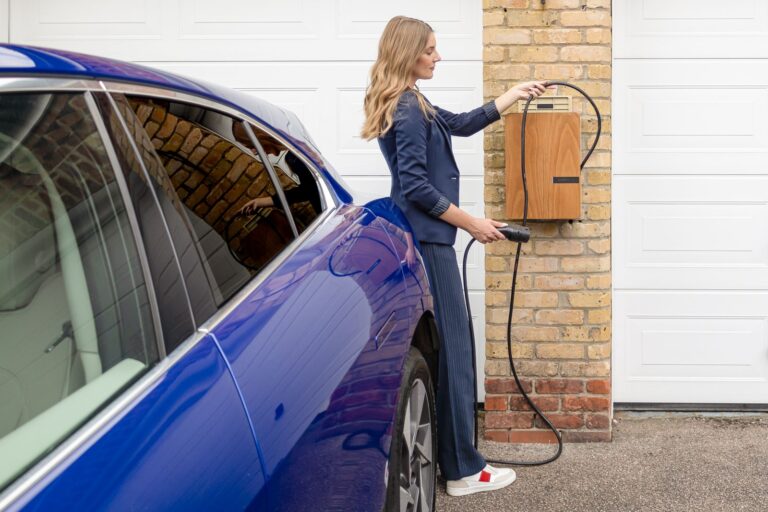 Jak przygotować dom jednorodzinny na ładowanie samochodu elektrycznego, zanim auto stanie w garażu?